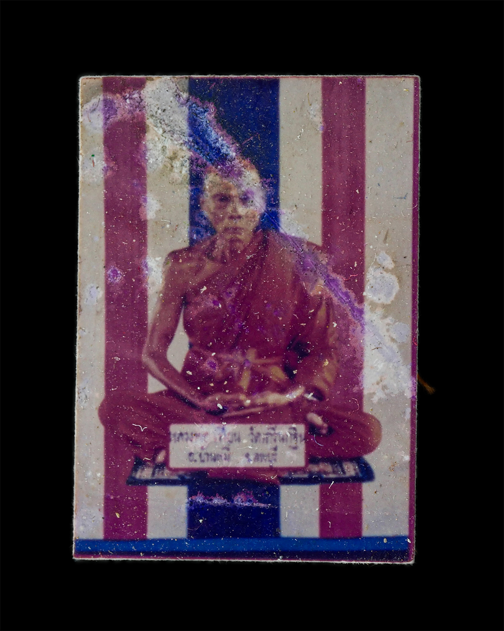 12Aug24 (111)p.jpg - รูปถ่ายหลังธงชาติ หลวงพ่อเพี้ยน อคฺคธมฺโม(พระครูวิมลสมณวัตร) วัดเกริ่นกฐิน อ.บ้านหมี่ จ.ลพบุรี ปี2543 ที่ระลึกในงานประจำปีของวัด หลังติดจีวร ปั้มตราวั [..] | https://kamulet.in.th